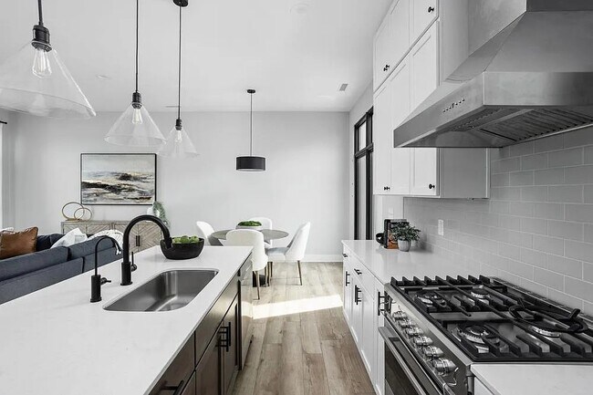 Building Photo - 705 E 16th St