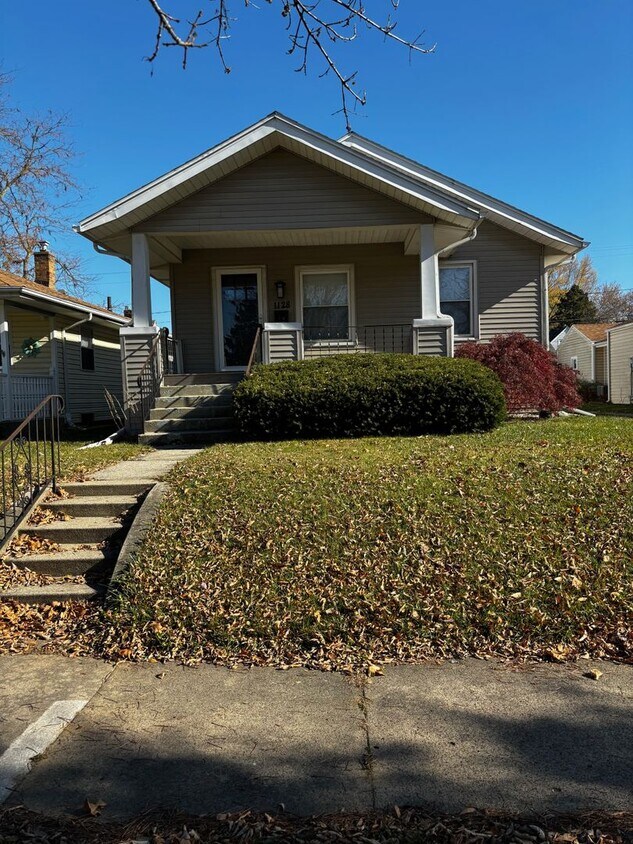 Foto principal - Adorable 2-bedroom home with garage, new f...