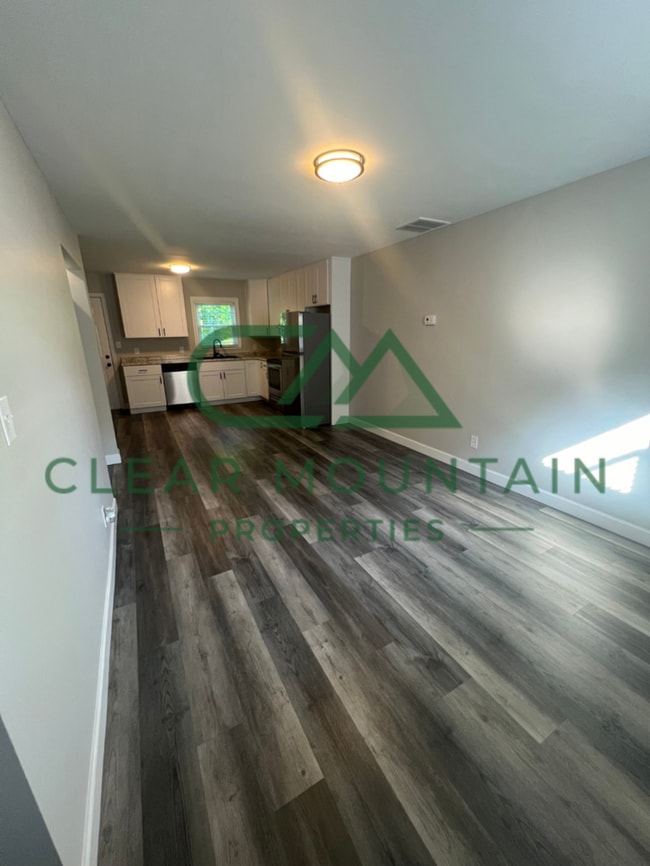 Building Photo - Updated 2BR 1BA Townhome in downtown Greer!