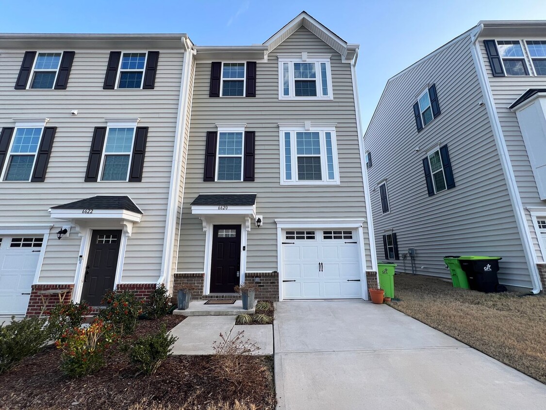 Foto principal - Stunning 4BD, 3BA Raleigh Townhome in a Pr...