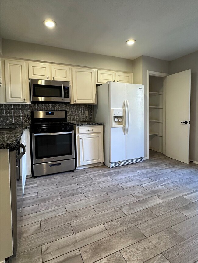 Foto del edificio - 3223 Brooktree Ln