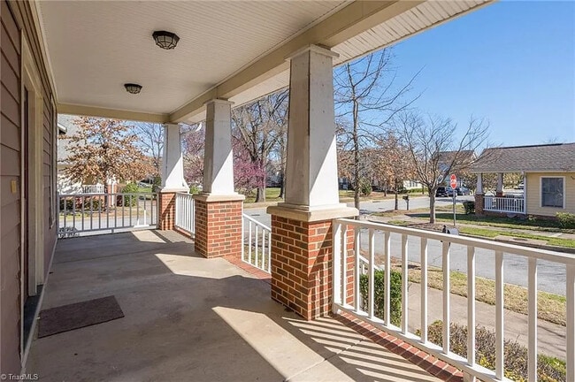 Building Photo - Room in House on Integrity Oaks Dr