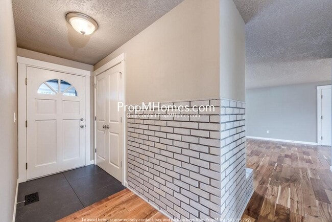 Building Photo - Updated Three Bedroom Gem in Oregon City!