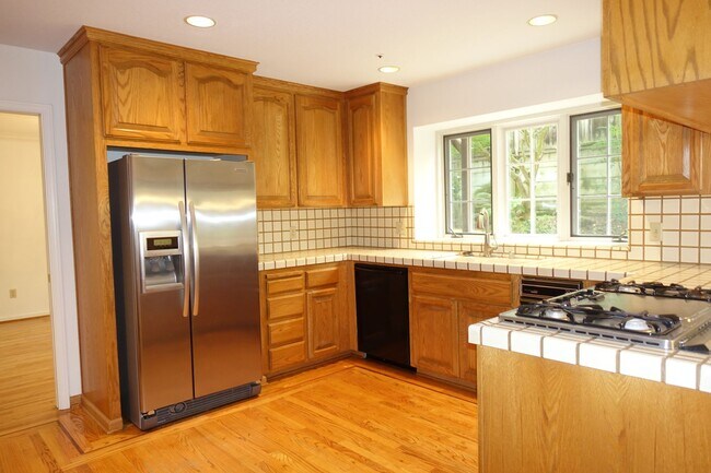 Foto del edificio - Spacious home, close to downtown Los Altos.  Easy commute location. Great Los Altos Schools!