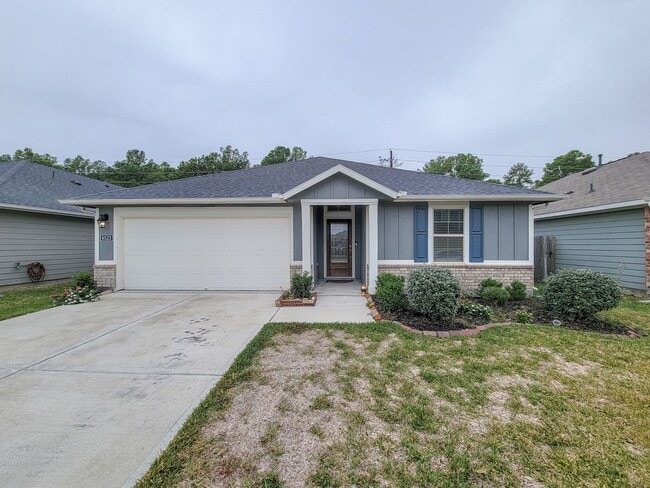 Building Photo - BEAUTIFUL 3 BEDROOM 2 BATH HOME WITH NO BACKYARD NEIGHBORS. TALL TREES AS YOU LOOK FROM THE COVER...