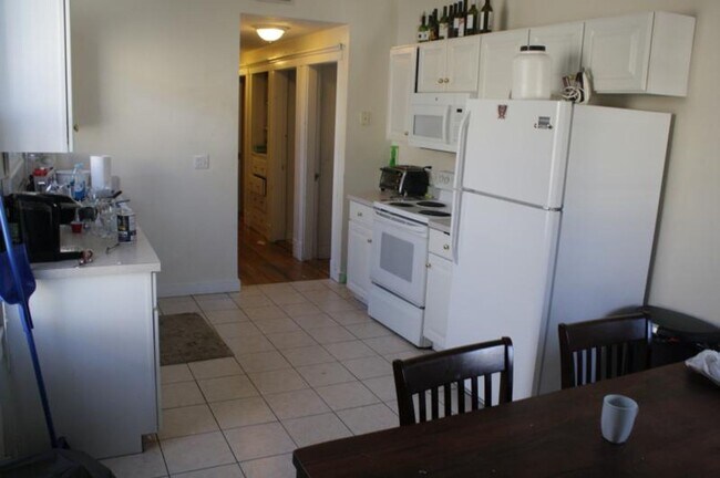 Foto del edificio - Nice 5 bed 2 bath available 9/1