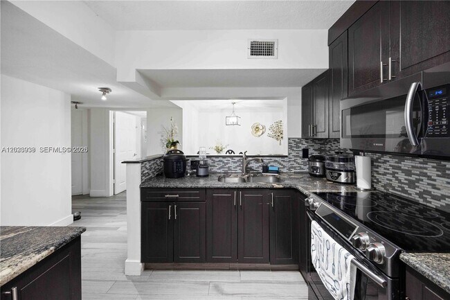 Foto del edificio - Northwest 11th Lane, Miami, FL 33182 - 3 BR 2 BA condo