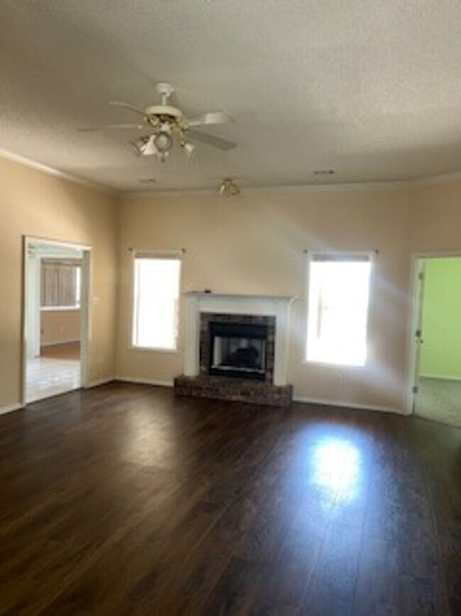 Building Photo - Three Bedroom/Two Bath Home, Two Car Garag...