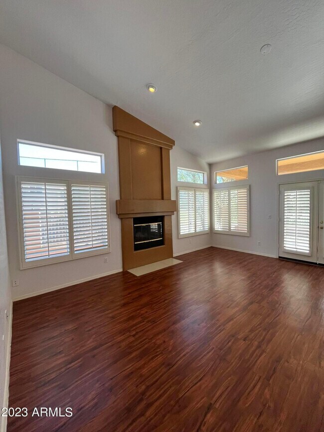 Foto del edificio - 1301 E Briarwood Terrace