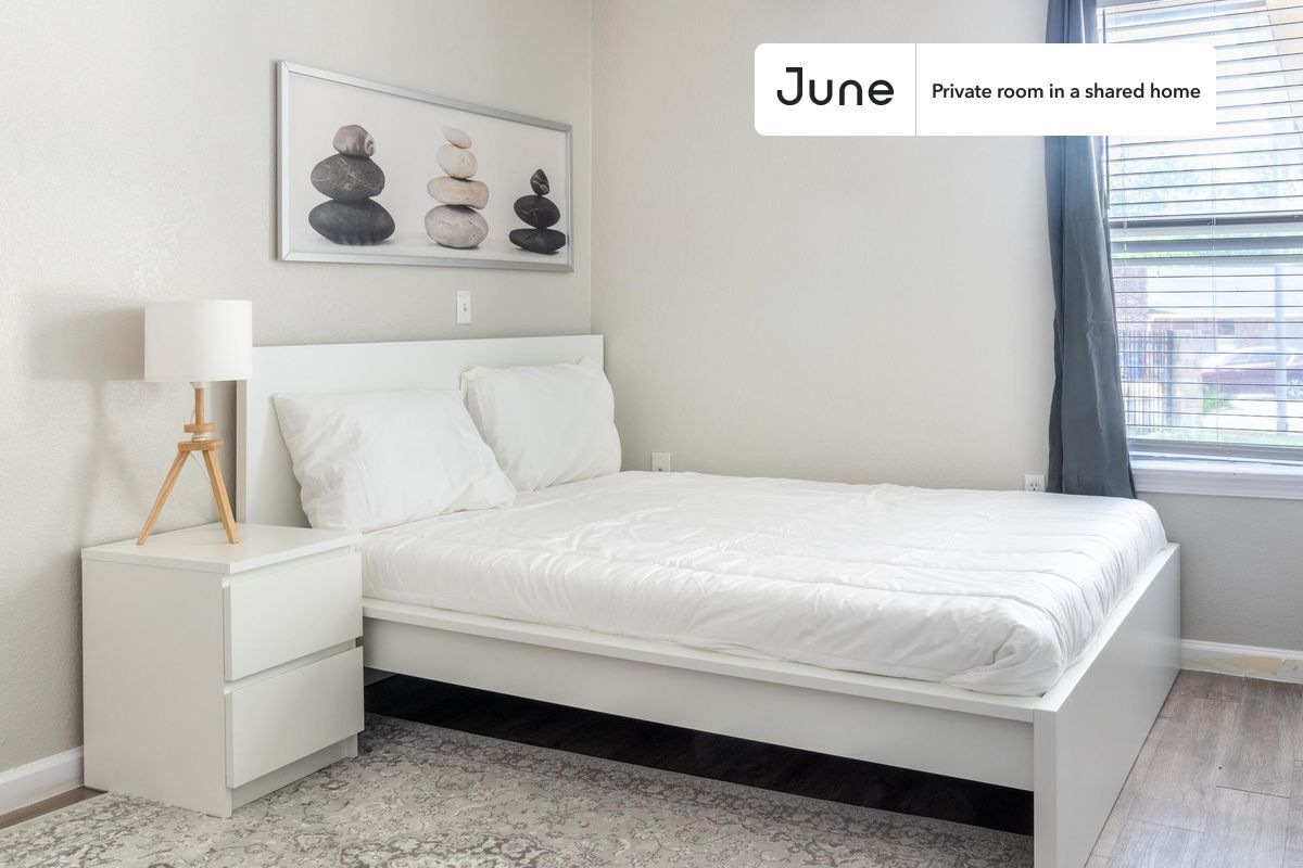 Primary Photo - Private bedroom in 3 bed/2 bath Home