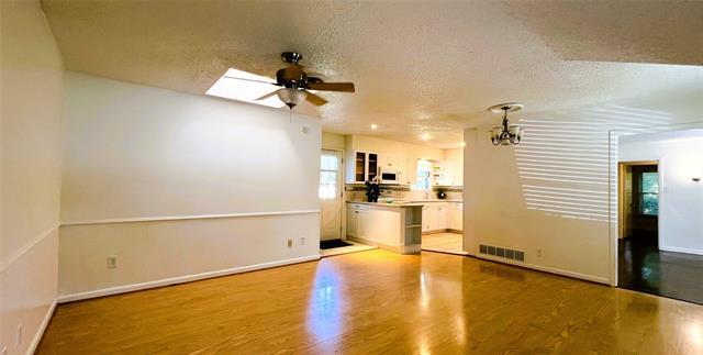 Building Photo - 424 Classen Dr