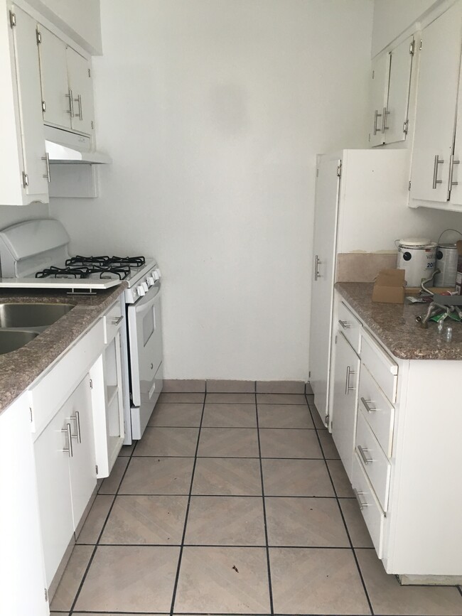 Building Photo - 624 N Encina St