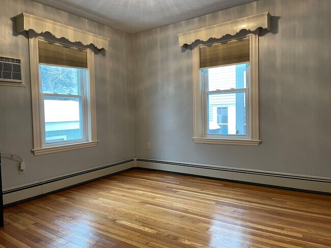 Foto del edificio - Beautifully renovated 3 bed with In-unit l...
