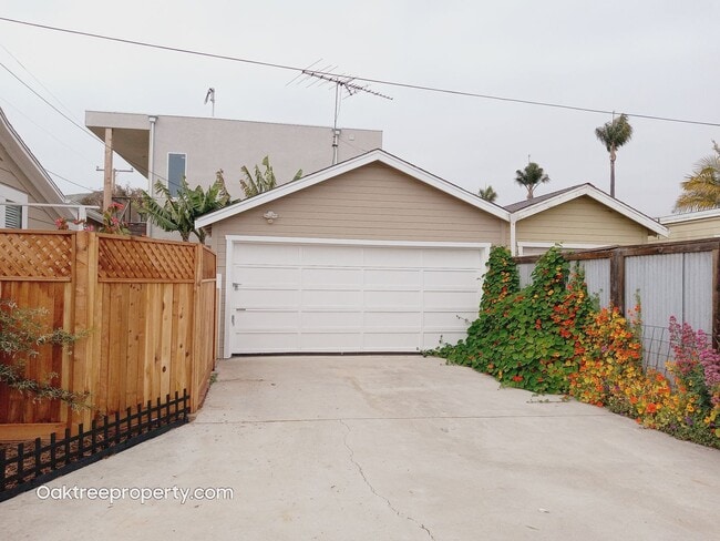 Building Photo - Charming 2 bedroom 1 bath with fenced yard