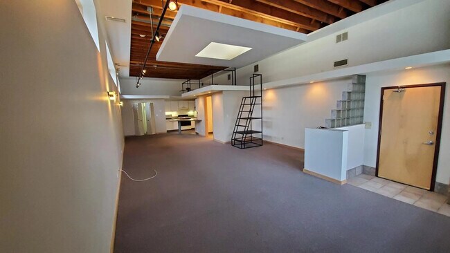 Building Photo - 537 Custer Ave