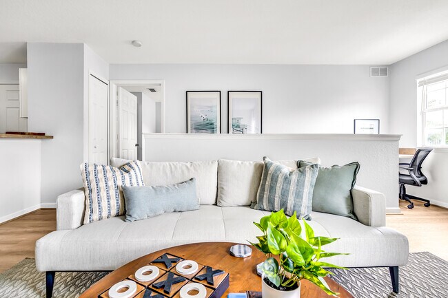 Disfruta del nuevo sofá después de un día duro. - 4850 51st St W