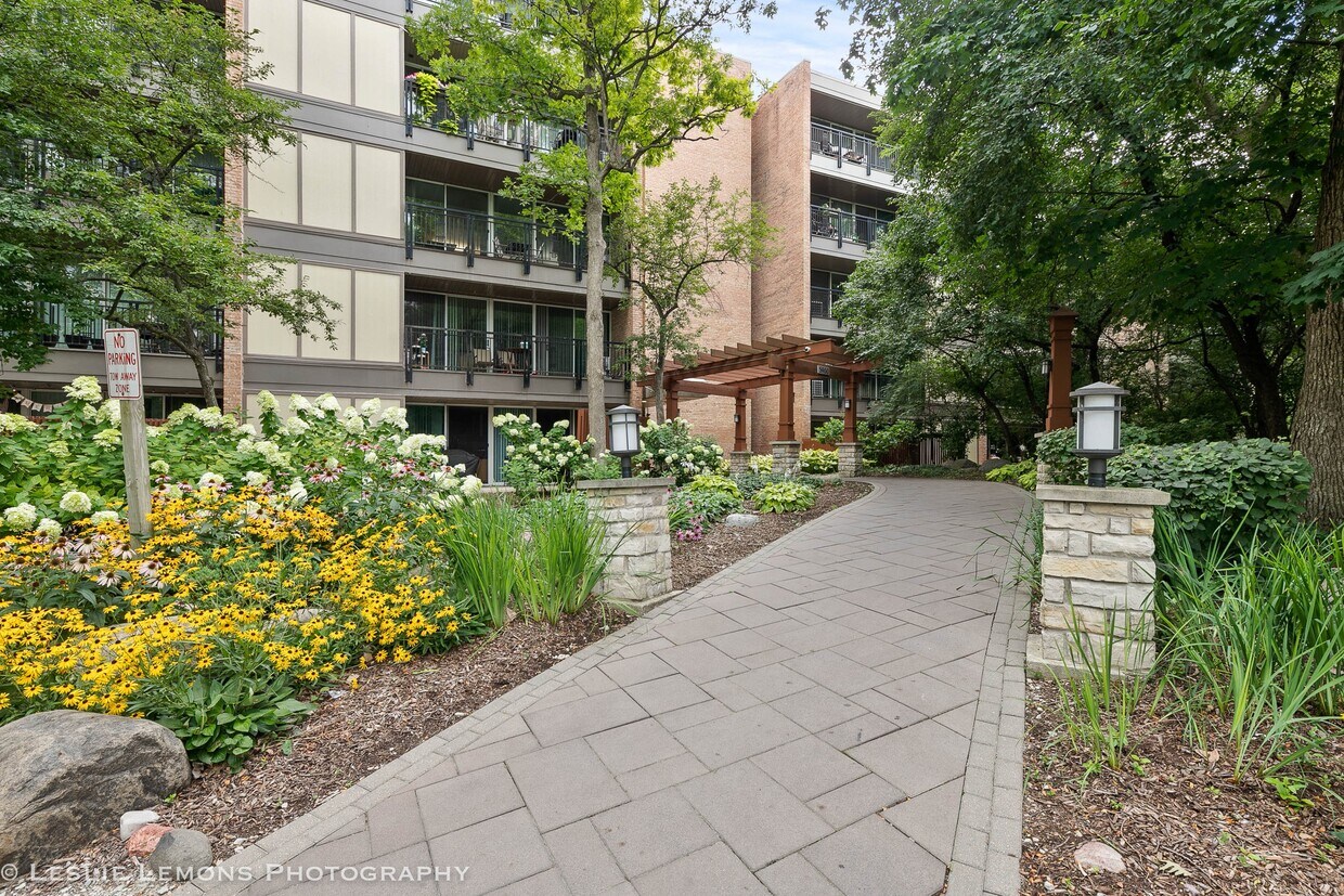 Foto principal - 5900 Oakwood Dr