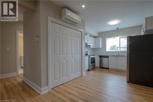 Building Photo - 540 King St E