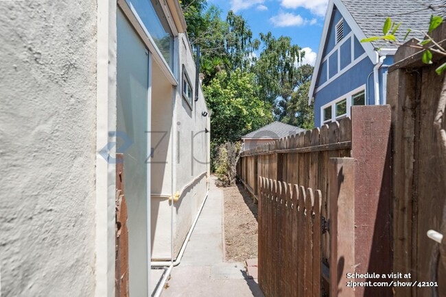 Building Photo - 958 Collier Dr