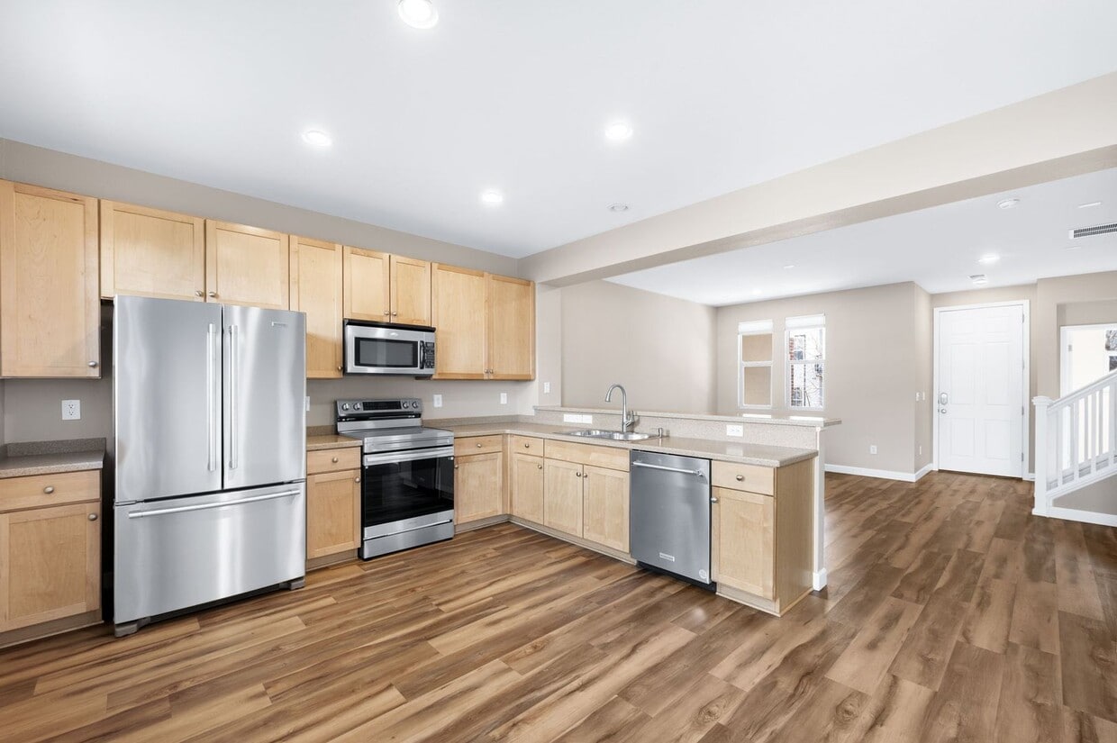 3BD, 2.5BA Englewood Townhome with 2-Car Garage - 3BD, 2.5BA Englewood Townhome with 2-Car Garage