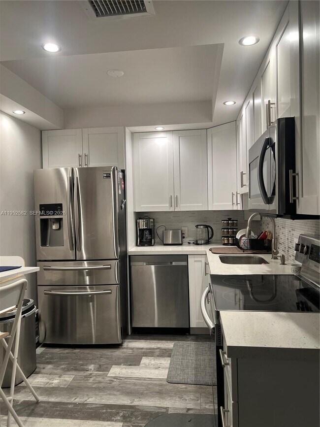 Building Photo - 3675 N Country Club Dr