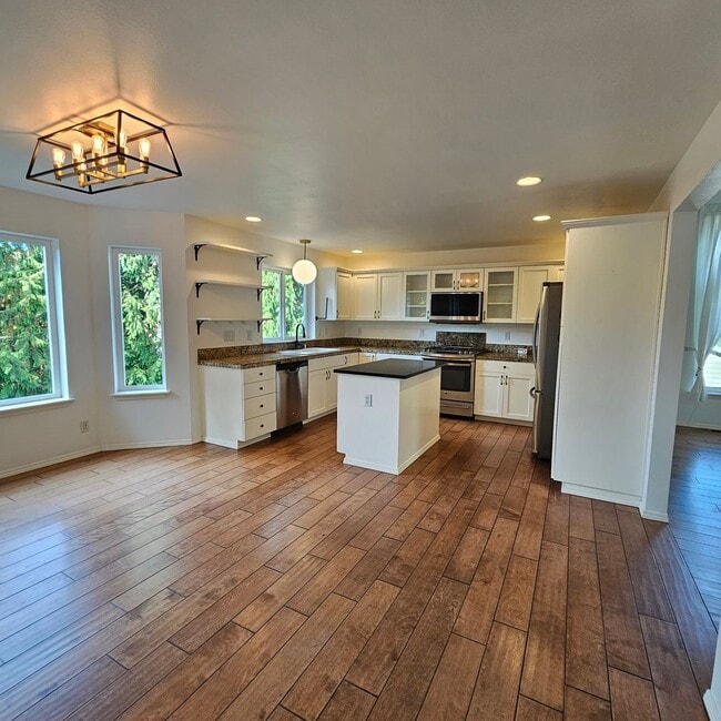 Building Photo - *NEW YEAR SPECIAL! 1/2 OFF FIRST MONTH OF RENT!* Bright and Stunning 2-Story Home with Daylight B...