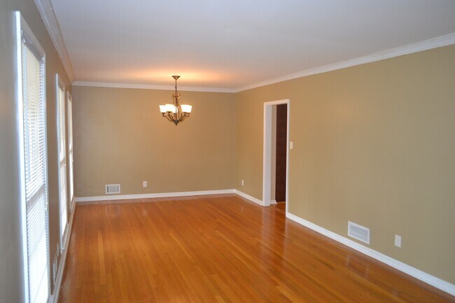 Foto del edificio - Wonderful Evergreen Hills Community 3 Bed 2 bath Large Lot Single Family Rental