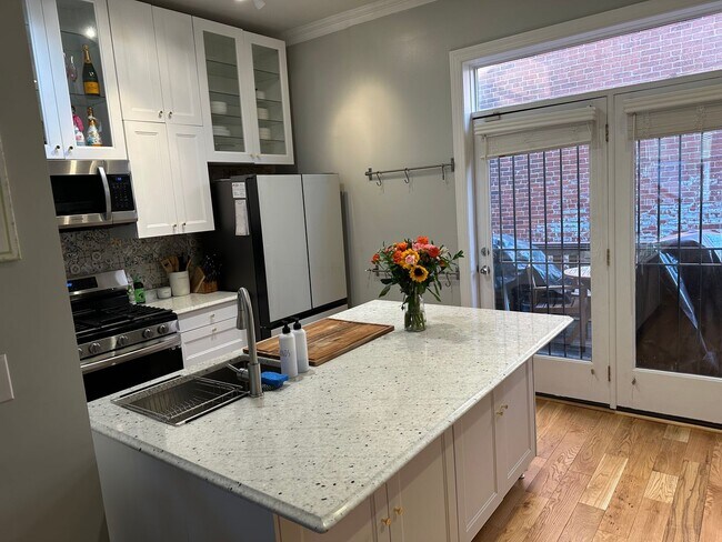 Foto del edificio - 3 Bedroom 1.5 Bath Condo in Shaw Neighborhood, Backyard, Recently Renovated, Fabulous Modern Feat...