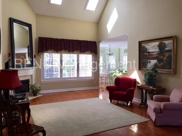 Foto del edificio - 201 Woodcrest Ct