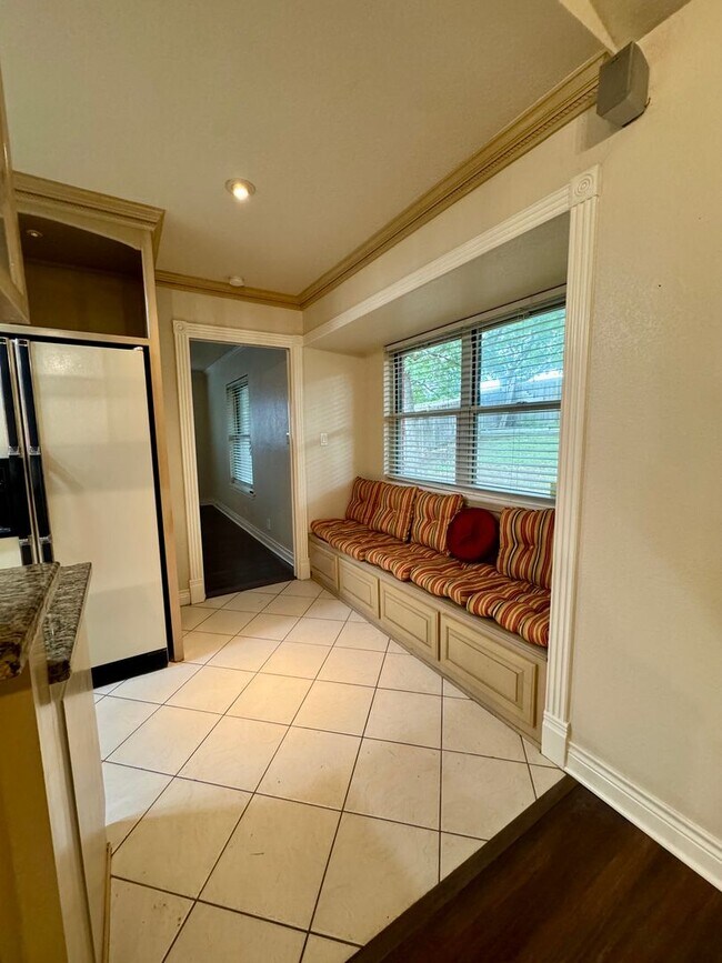 Building Photo - Welcome to this charming 3 bedroom, 2 bathroom home located in the heart of San Antonio, TX