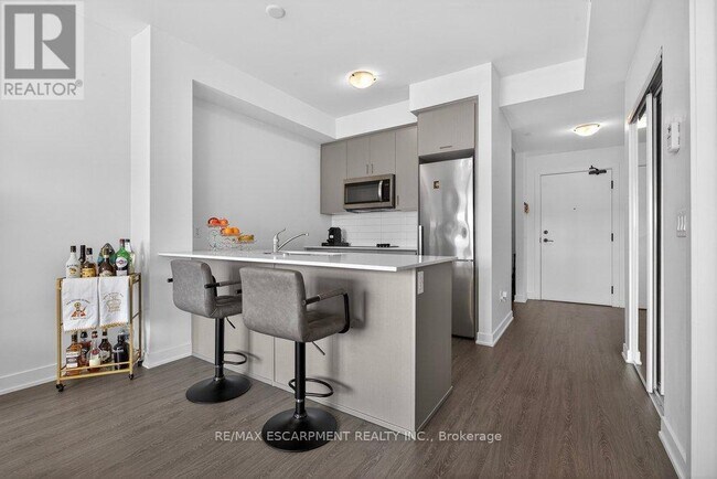 Photo du bâtiment - 600 N Service Rd
