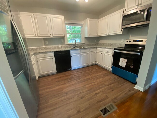 Building Photo - Stunning 3 Bedroom Home Close to Pisgah Ch...