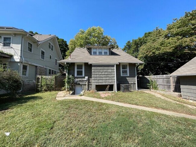 Building Photo - Charming 3 bedroom, 1.5 bathroom home in I...