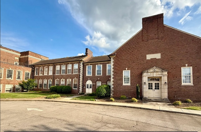 Foto del edificio - 130 E Glenwood Ave