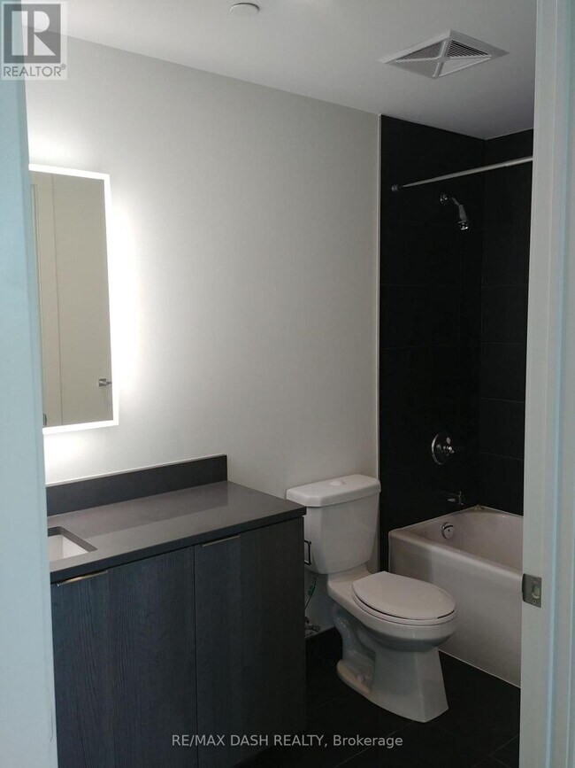 Photo du bâtiment - 223 St Clair Ave W