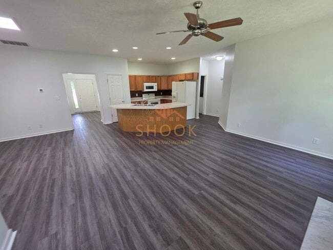 Building Photo - 3 BR Lindberg Village
