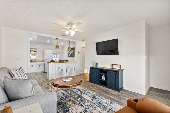 Building Photo - 103 A St