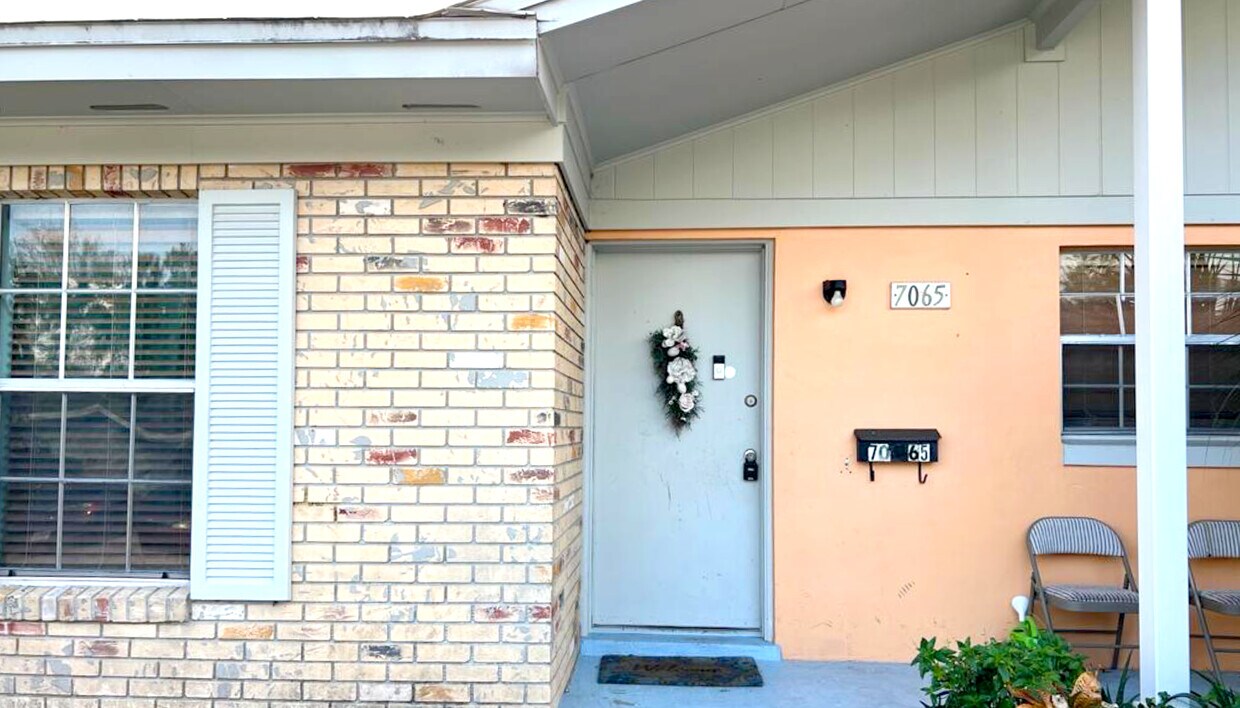 Primary Photo - 7065 Balboa Dr