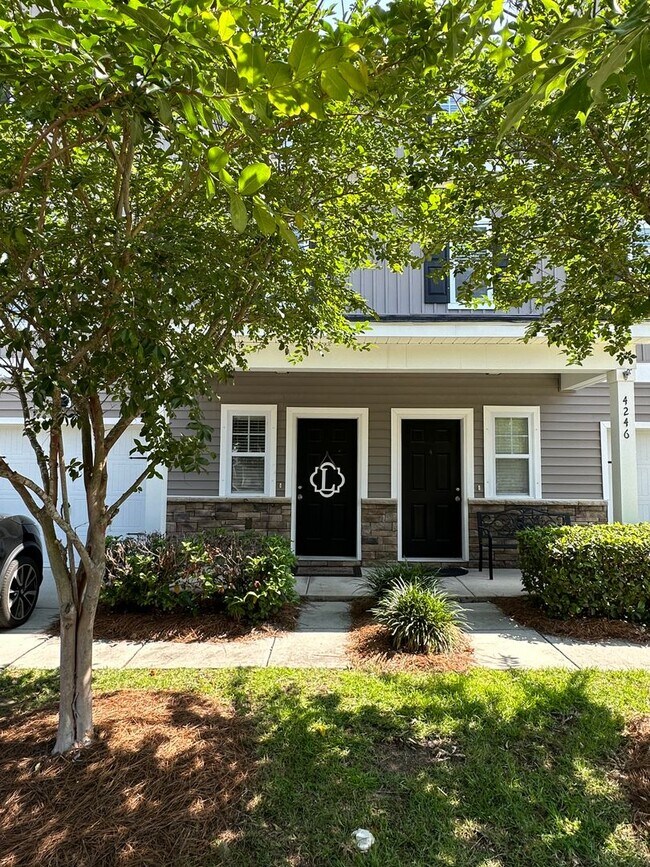 Foto del edificio - Updated Three Bedroom Townhome in West Ashley