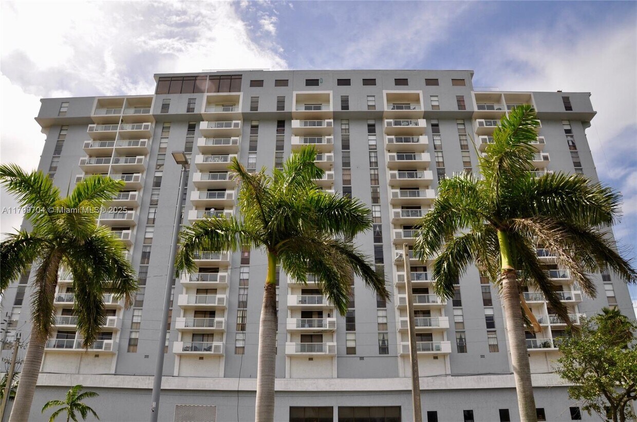 Foto principal - 13499 Biscayne Blvd