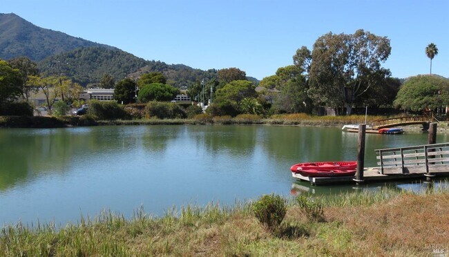 Foto del edificio - 100 Lucky Dr