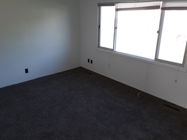 Building Photo - Neligh Duplex