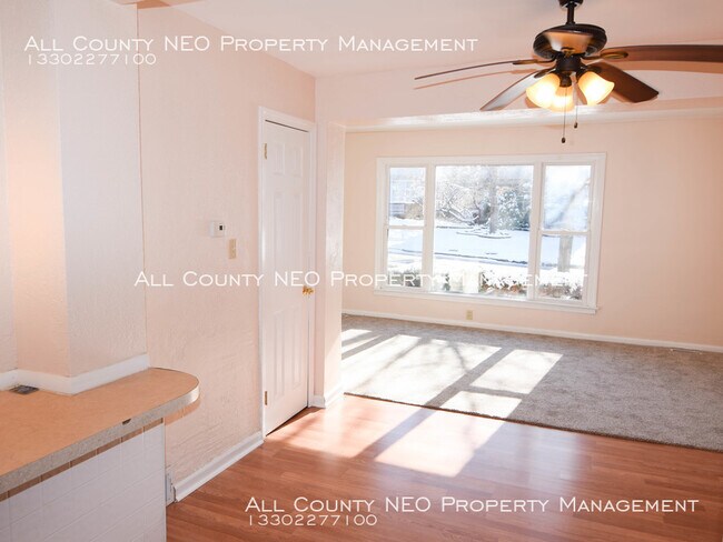 Building Photo - 821 Minota Ave