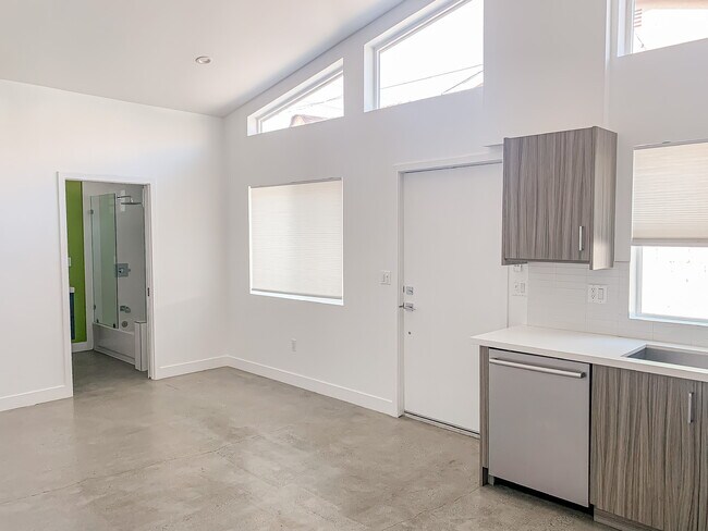 Building Photo - 3811 Floral Dr