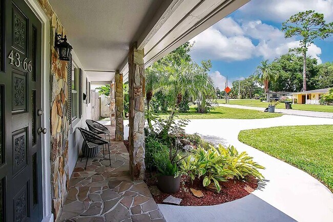 Foto del edificio - 4366 Shorecrest Dr