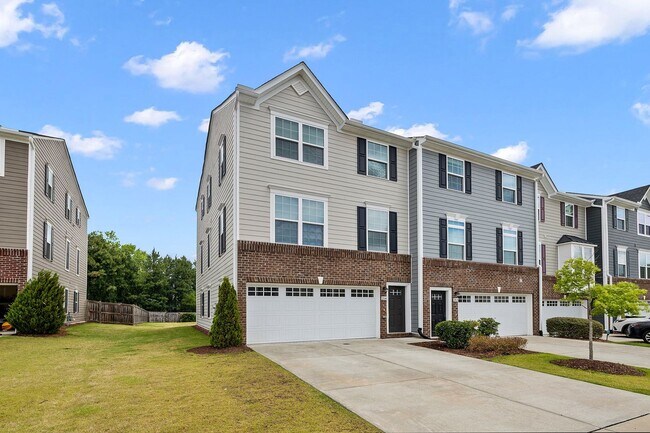 Building Photo - **End Unit 3/3 Townhome in Great Location**
