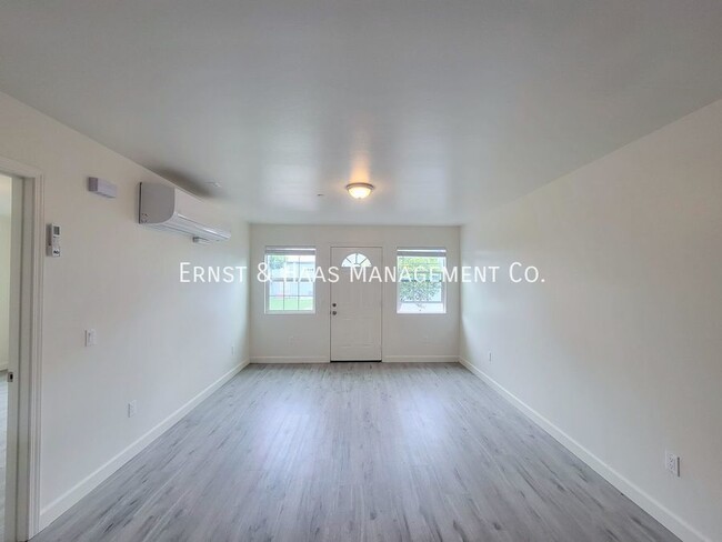 Building Photo - Charming 2bedroom 2 Bath Rear House loaded...