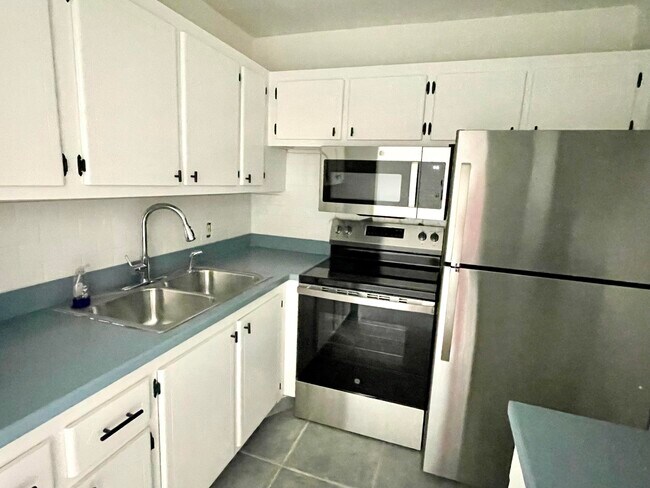 Building Photo - 226 Canterbury E