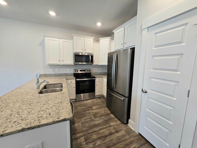 Building Photo - Stunning Townhome - Prime Pensacola Location