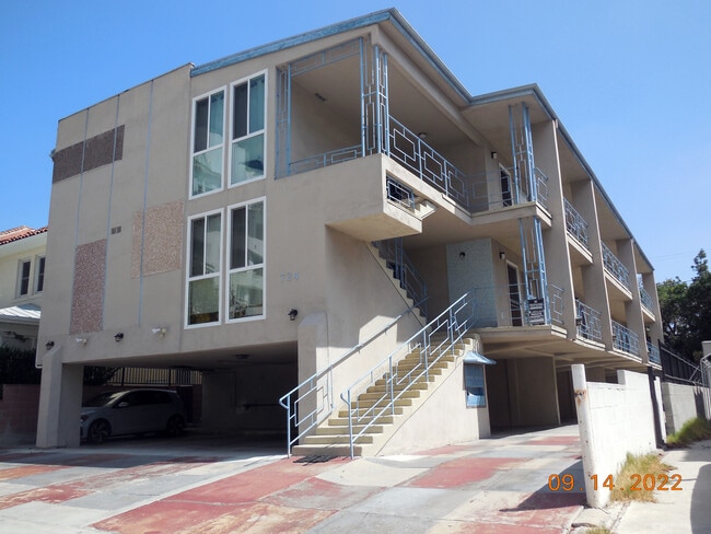 Building Photo - 724 S Sycamore Ave